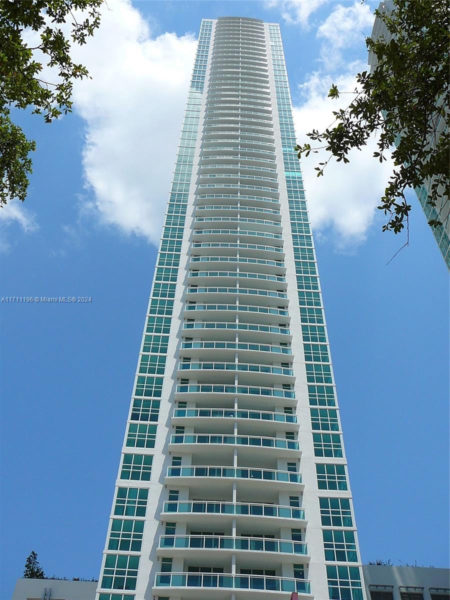 Beautiful 1/1 condo at The Plaza Brickell. Located in the heart of the financial district this unit features modern kitchen with lots of storage and a huge balcony with city views. State of the art amenities; gym, pool, hot tub, business center, valet parking available. Walk to Brickell City Center, Bars, restaurants and more.