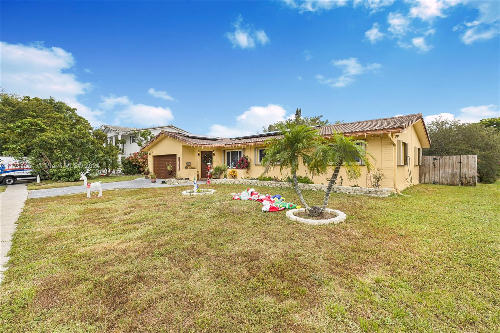 270 Lake Dr, Coconut Creek, Florida image 3