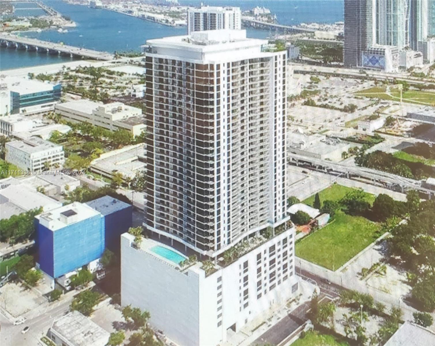 AMAZING STUDIO APT fully furnished and equiped with Bay and City view at CANVAS in the heart of Miami's Arts & Entertainment District! walking distance from A. Arsht Center. Close to Kaseya, Bayside, Wynwood, South Beach, metro mover, highways, airport. Exceptional amenities: gym, spa, jacuzzi, rooftops pools, business center, game and social room, yoga room, racquetball court, washer & dryer in unit, one king bed, bonus sofa-bed. Rent includes high-speed internet & cable, water, 1 parking space. 10th Floor. ALSO AVAILABLE SHORT TERM at different price ask for it!! (30 days minimum)!!