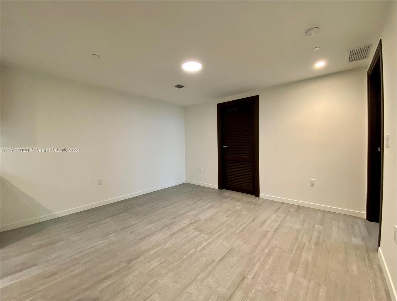 1000 Brickell Plz #4406, Miami FL 33131