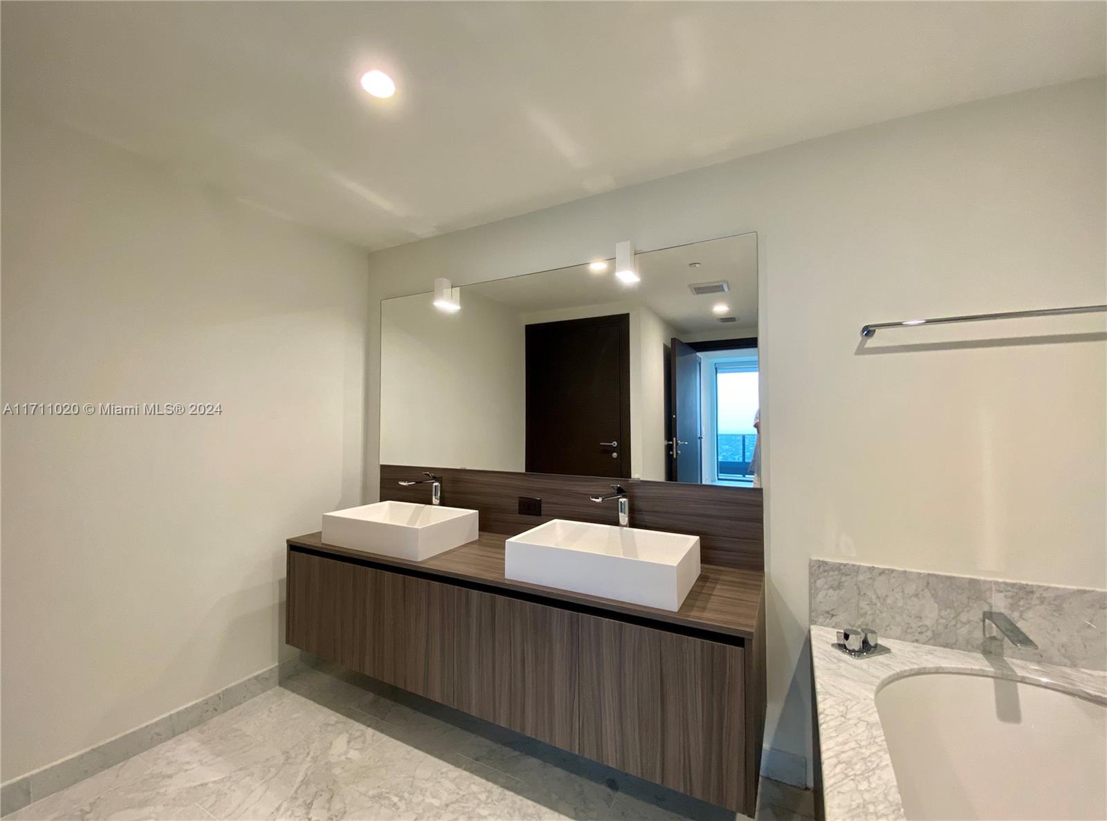 1000 Brickell Plz #4406, Miami FL 33131