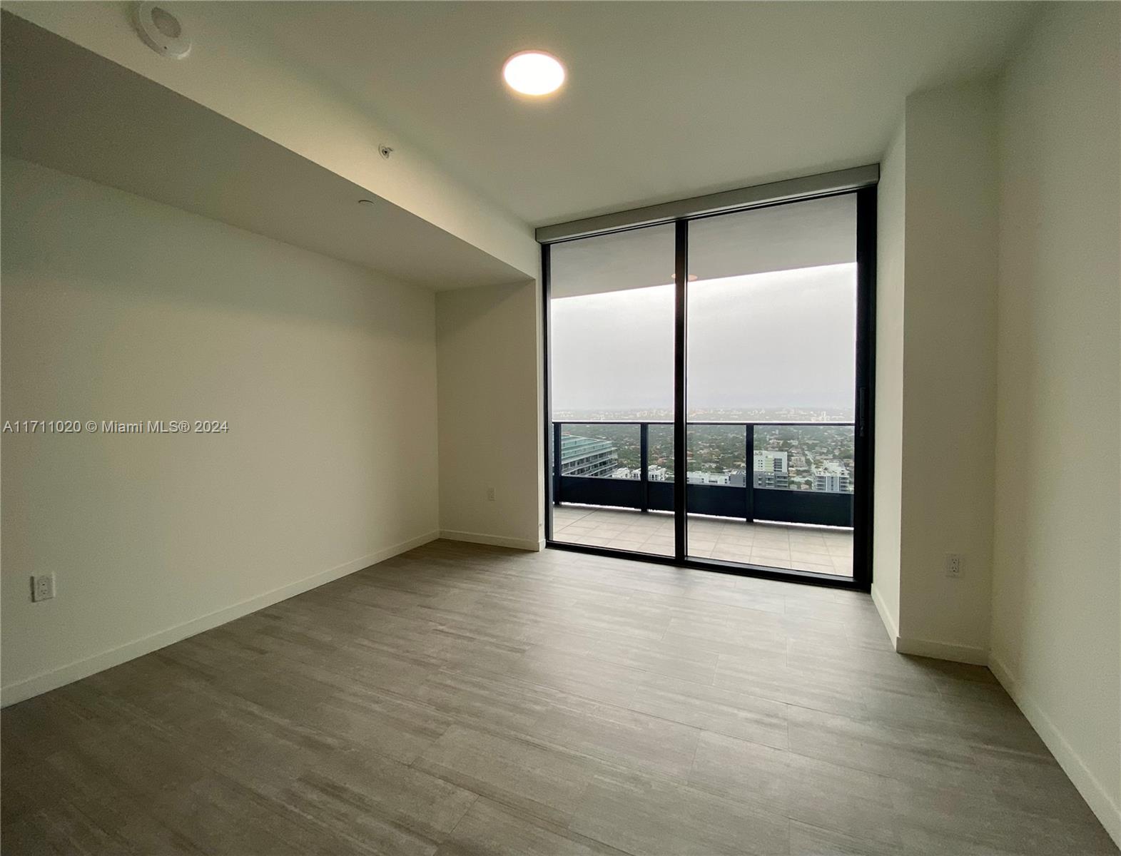 1000 Brickell Plz #4406, Miami FL 33131