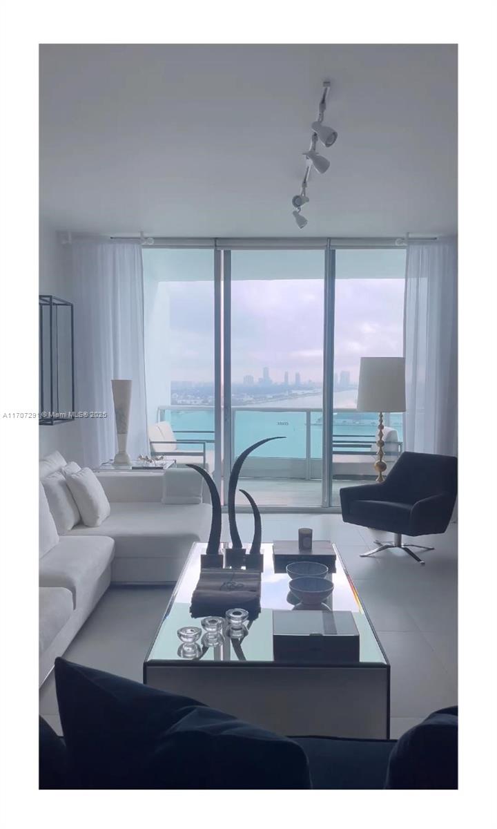 900 Biscayne Blvd #2702, Miami FL 33132