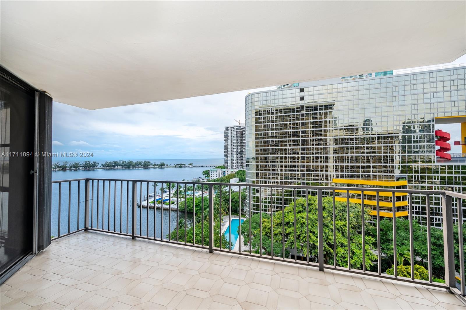 BRIGHT, SPACIOUS AND REMODELED condo unit at prestigious BRICKELL PLACE II with breathtaking views to the Ocean and RICKENBACKER Causeway. Over-sized unit with 1,424 sq ft and balcony. Master bedroom with walking closet, vanity and bathroom. Complex boasts two heated pools, six tennis courts, gym, racket ball courts, beautiful BBQ area, boat dock, marina, child pay, storage space, convenience store, 24 hrs world class security, and much more! Enjoy Brickell’s active lifestyle with best restaurants, world class shopping and entertainment.