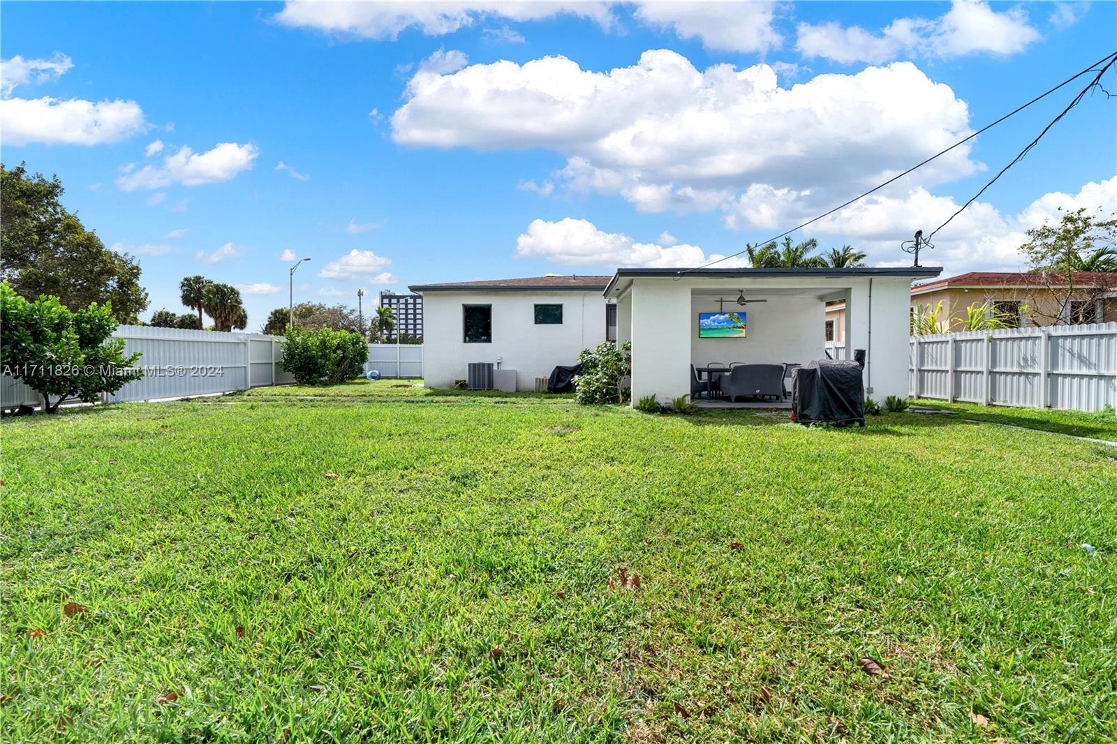 591 NE 170th St, North Miami Beach, Florida image 17