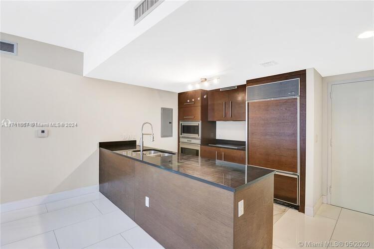 One of the largest floorpan 2 Bed 2 Bath plus den at the prestigious Icon Brickell. Nicely furnished and ready to move in, King bed in the master and Queen bed in the guest, this unit offers amazing ocean, bay and city views.
Enjoy the resort-style amenities with SPA and the largest pool in Miami. Icon Brickell is home of 2 of the best restaurants in Miami, Cipriani and Cantina La Veinte.