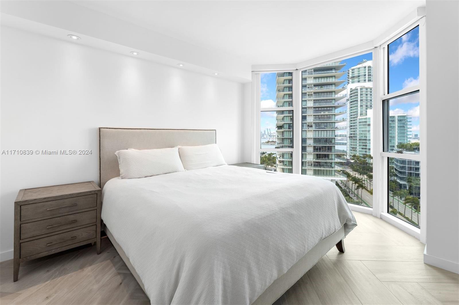 300 S Pointe Dr #1105, Miami Beach FL 33139