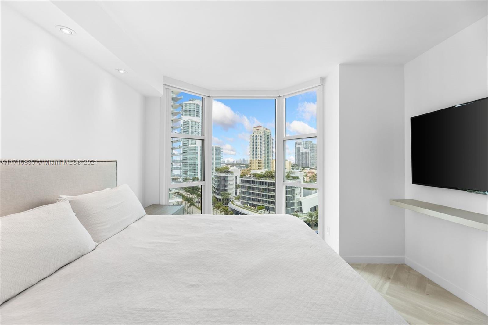 300 S Pointe Dr #1105, Miami Beach FL 33139