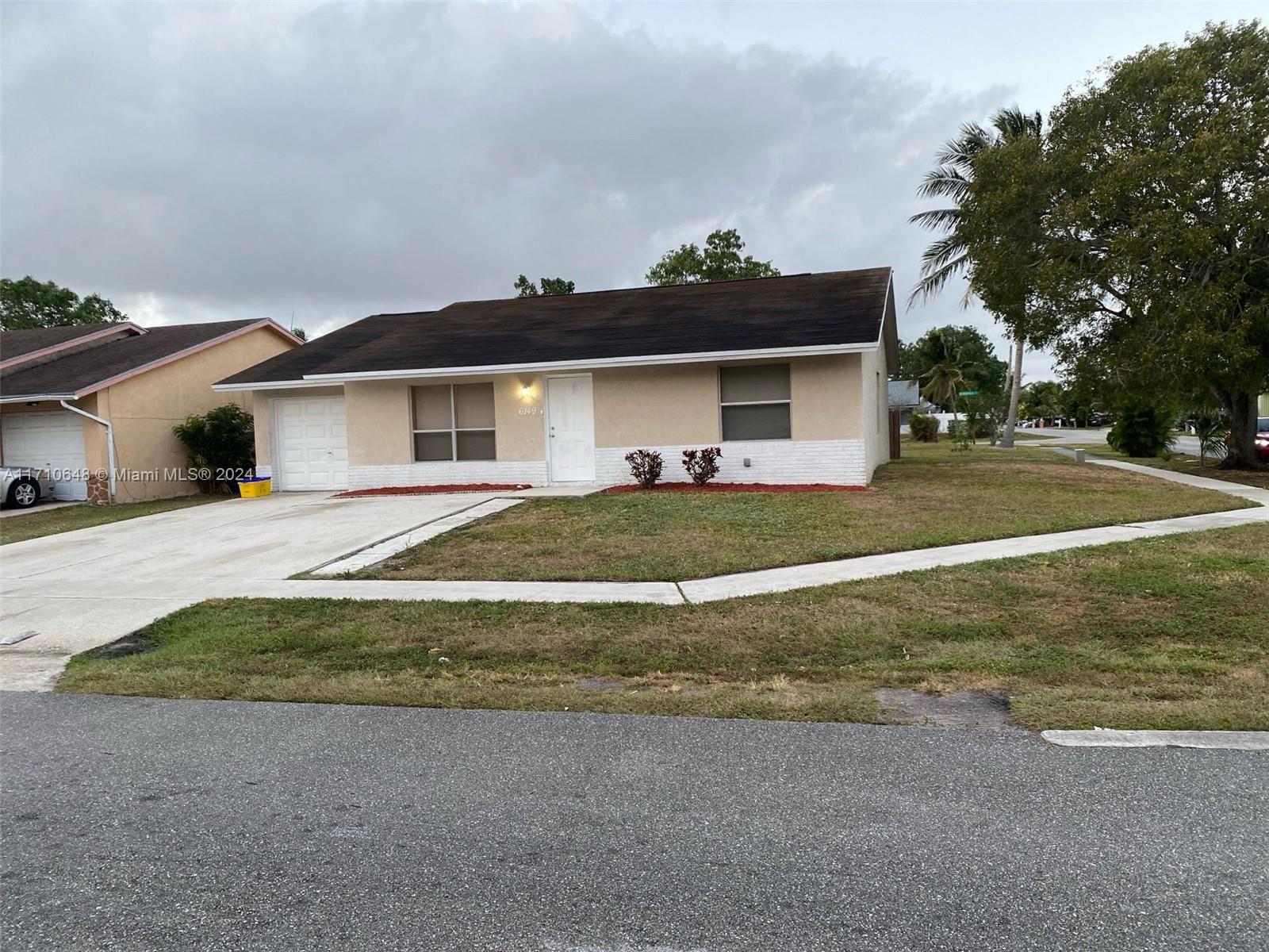 6149 Blue Grass Cir, Lake Worth, Florida image 2