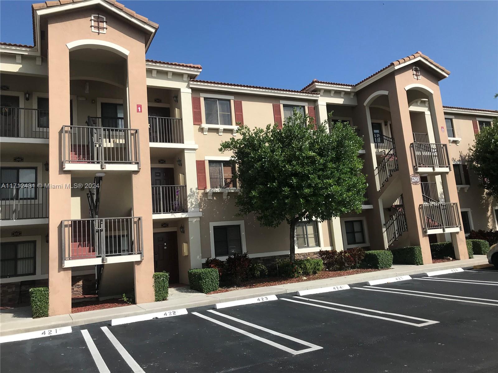 COZY CONDO IN ISLES AT BAYSHORE. SPACIOUS AREAS, IMPECABLE CONDITION, 2 PARKING SPOTS. ENJOY THE COMMUNITY PLENTY OF AMENITIES: CLUBHOUSE, POOL, GYM, LAKES AND A BEAUTIFUL LANDSCAPING ALL AROUND.
THE ASSOCIACION REQUIRES FROM THE TENANT $500 REFUNDABLE SEC. DEPOSIT.