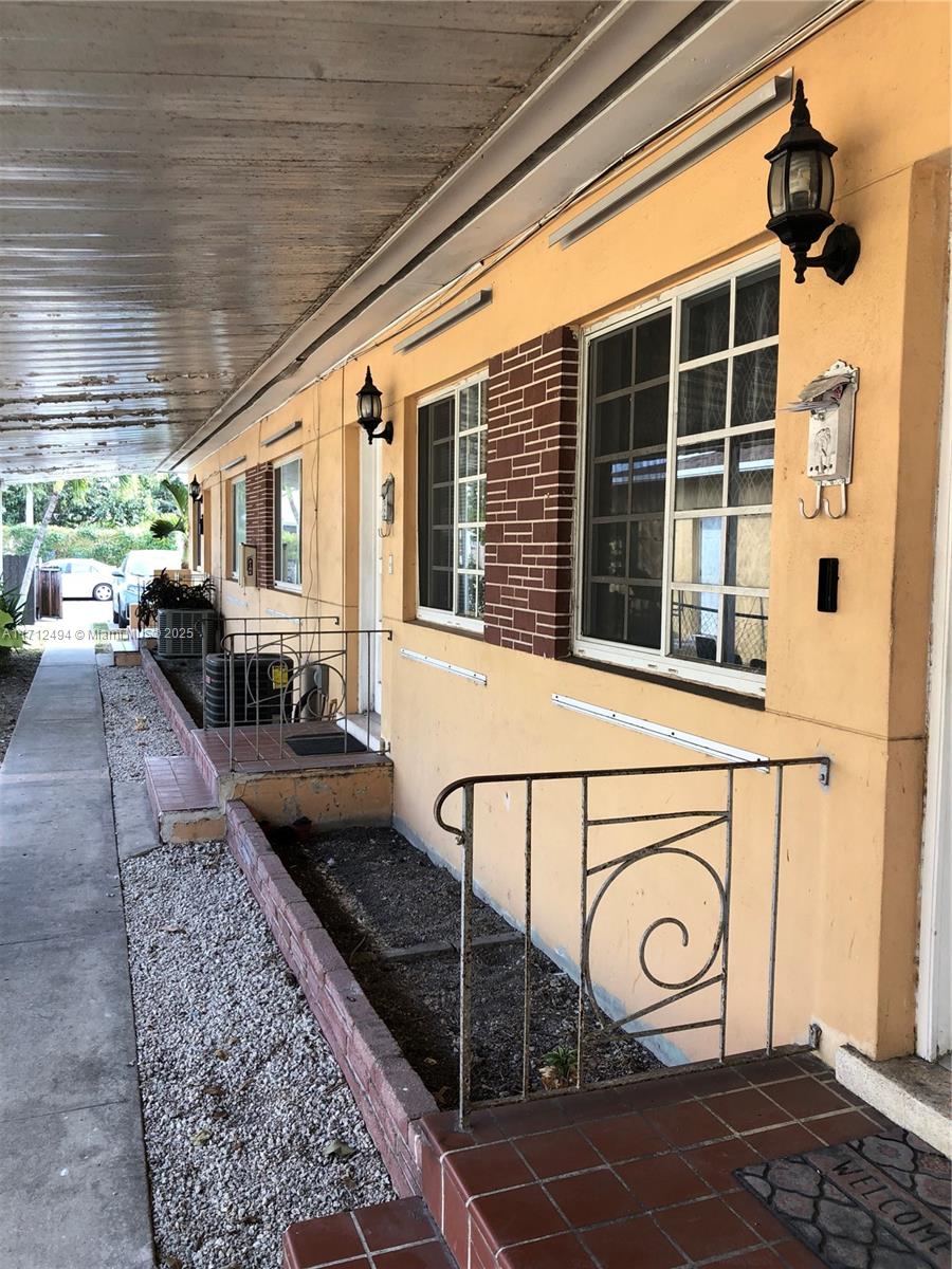 Move in Ready one bedroom apartment plus den minutes to Downtown Miami, Brickell , Calle Ocho, Key Biscayne & Medical Park Complex. Cloe Proximity to I-95 , & Miami Beach. Property is move in ready and has (1) parking space and is close to shopping, dining, public transportation and schools.