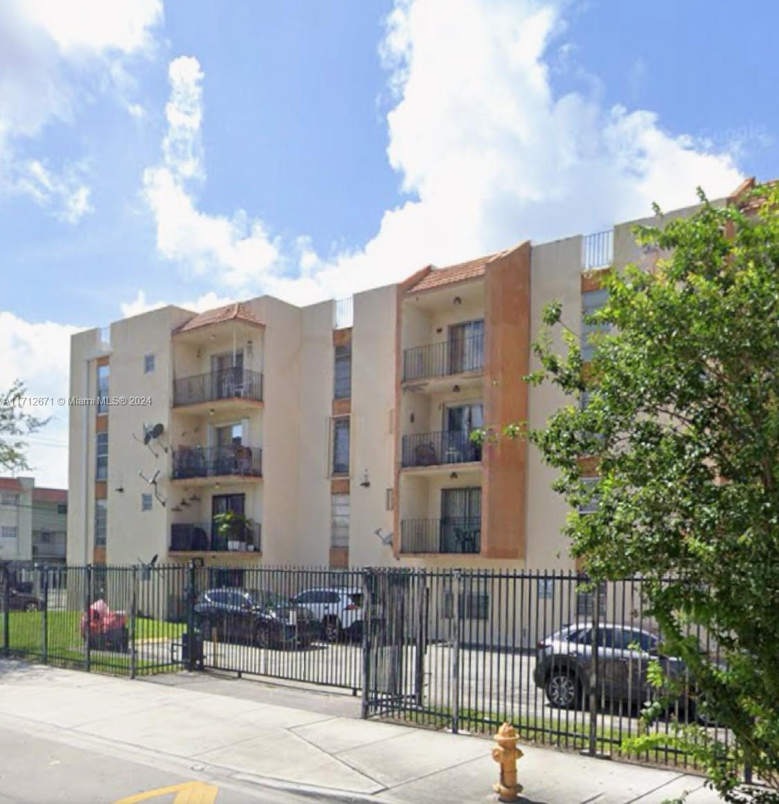 GREAT DEAL!!!! IN THE HEART OF LITTLE HAVANA IT IS AN IDEAL LOCATION STEPS FROM IT ALL, CLOSE TO BRICKELL, PARTIALLY REMODELED, ASSOCIATION INCLUDES AMENITIES AND A GOOD VIEW. PERFECT OPPORTUNITY DON'T MISS THIS CHANCE. ALL AGES, YES PET, YES RENT, IDEAL FOR INVESTOR.