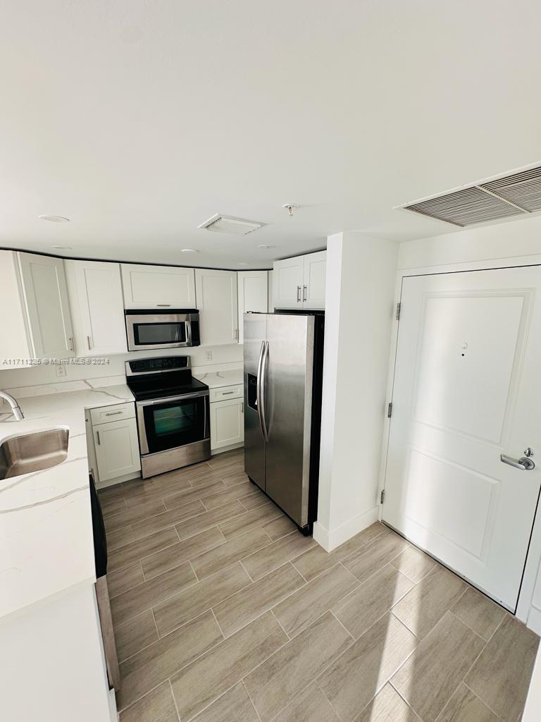 VERY LUMINOUS AND SPACIOUS 1 BED / 1 and 1/2 BATH IN THE HEART OF BRICKELL. NEW APPLIANCES AND BRAND NEW FLOOR! MUST SEE! ONE PARKING SPACE. ADDITIONAL SPACES AVAILABLE THROUGH VALET. THE BUILDING HAS A POOL, BRAND NEW UPDATED GYM, AND CLUB HOUSE. IT ISALSO WALKING DISTANCE OF THE METRO MOVER AND METRO RAIL, VERY CLOSE TO MAIN HIGHWAYS ANDNEARBY STORES/RESTAURANTS.