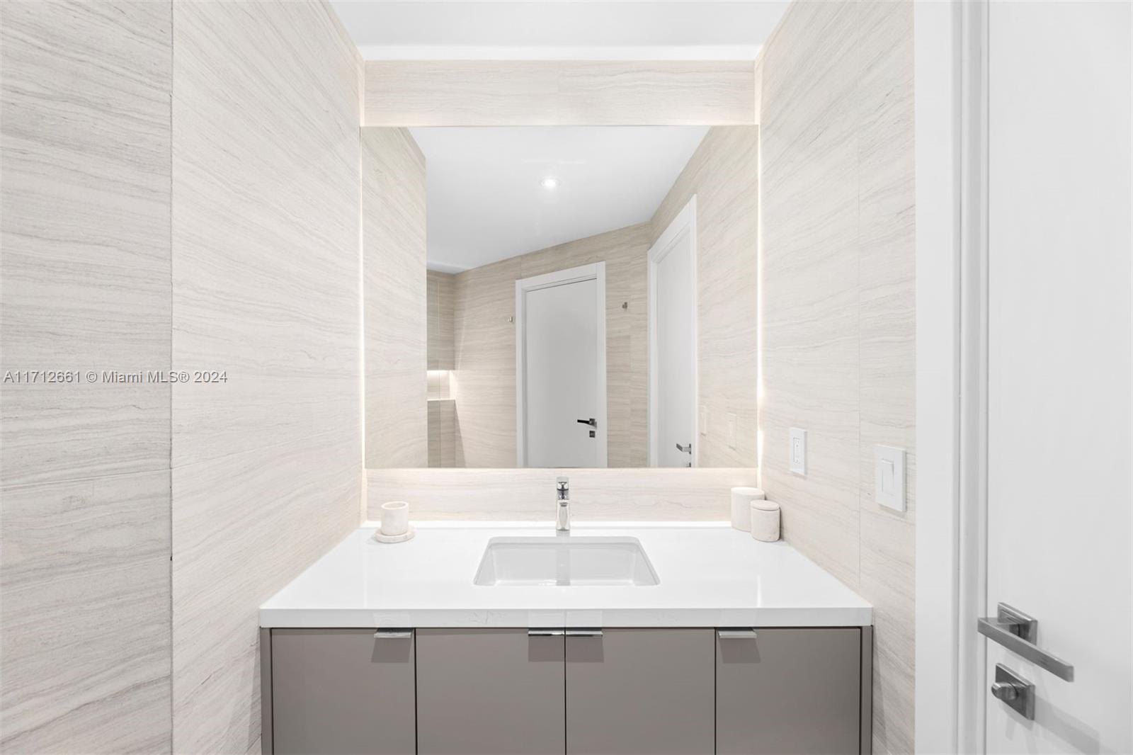 300 S Pointe Dr #1105, Miami Beach FL 33139