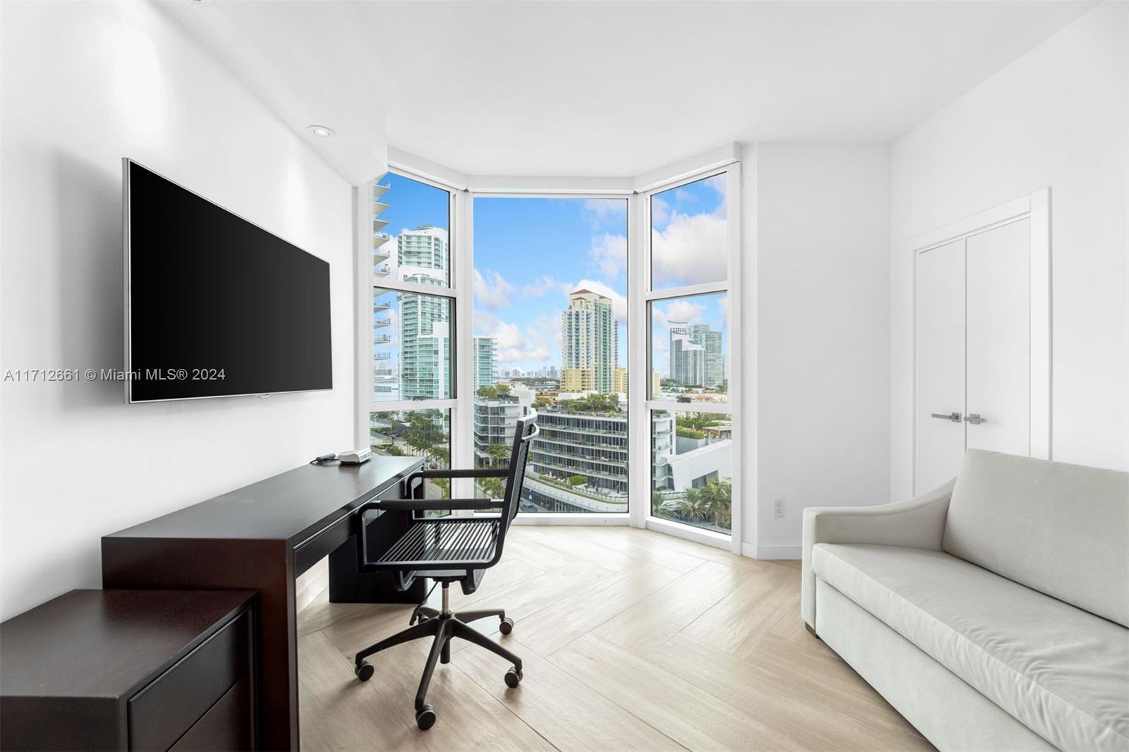 300 S Pointe Dr #1105, Miami Beach FL 33139