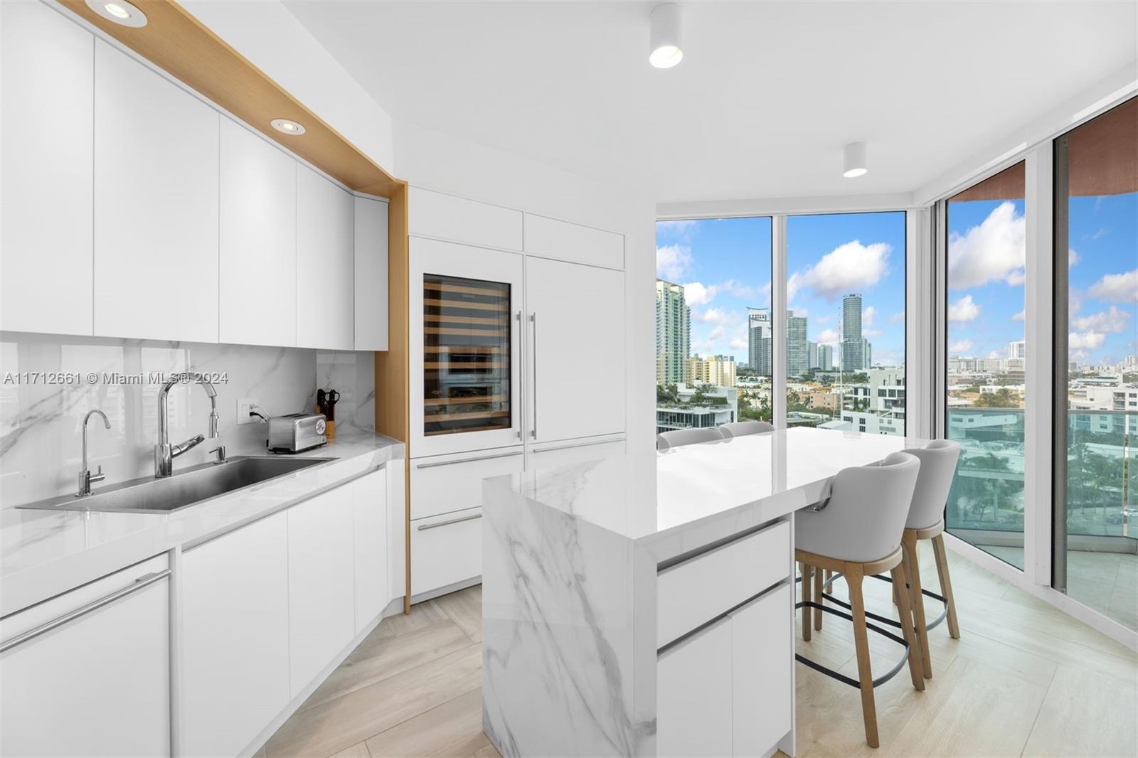 300 S Pointe Dr #1105, Miami Beach FL 33139