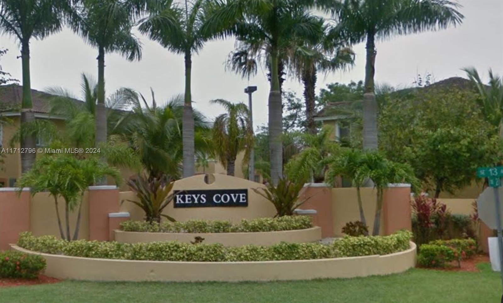 Gated community in Homestead - 2 bedrooms and 2 full bathrooms, washer/dryer inside the unit.
We present all offers.