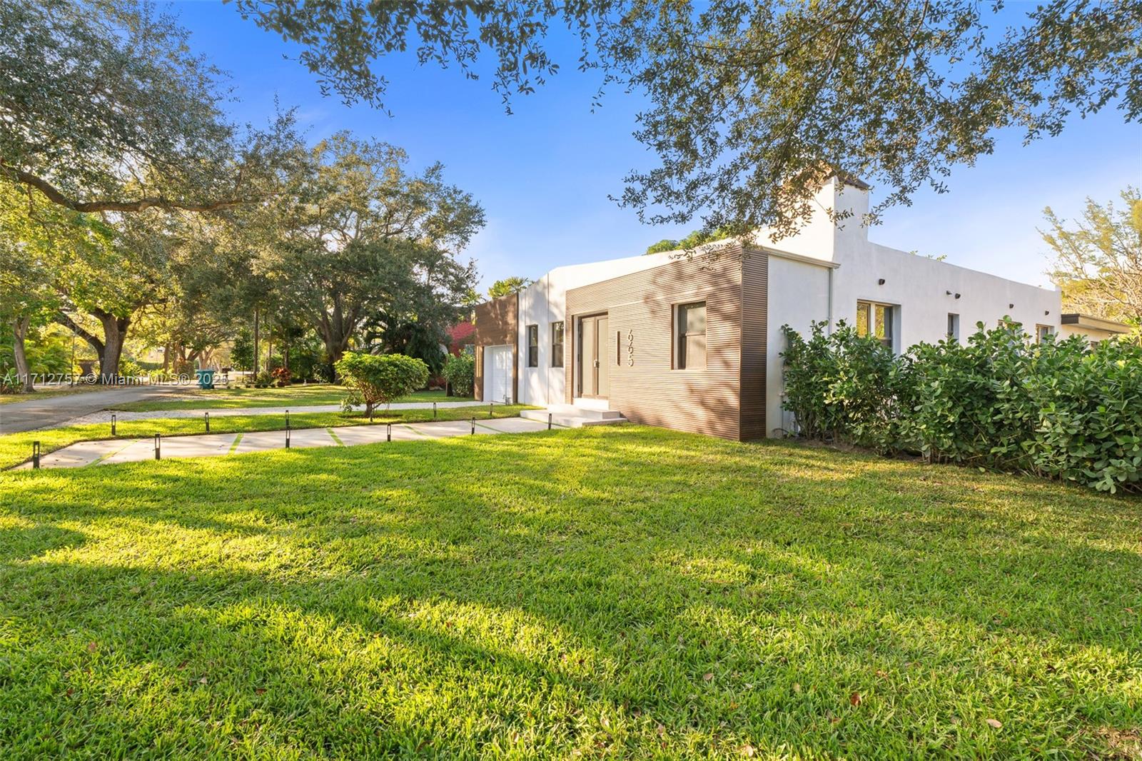 665 NE 117th St, Biscayne Park, Florida image 37