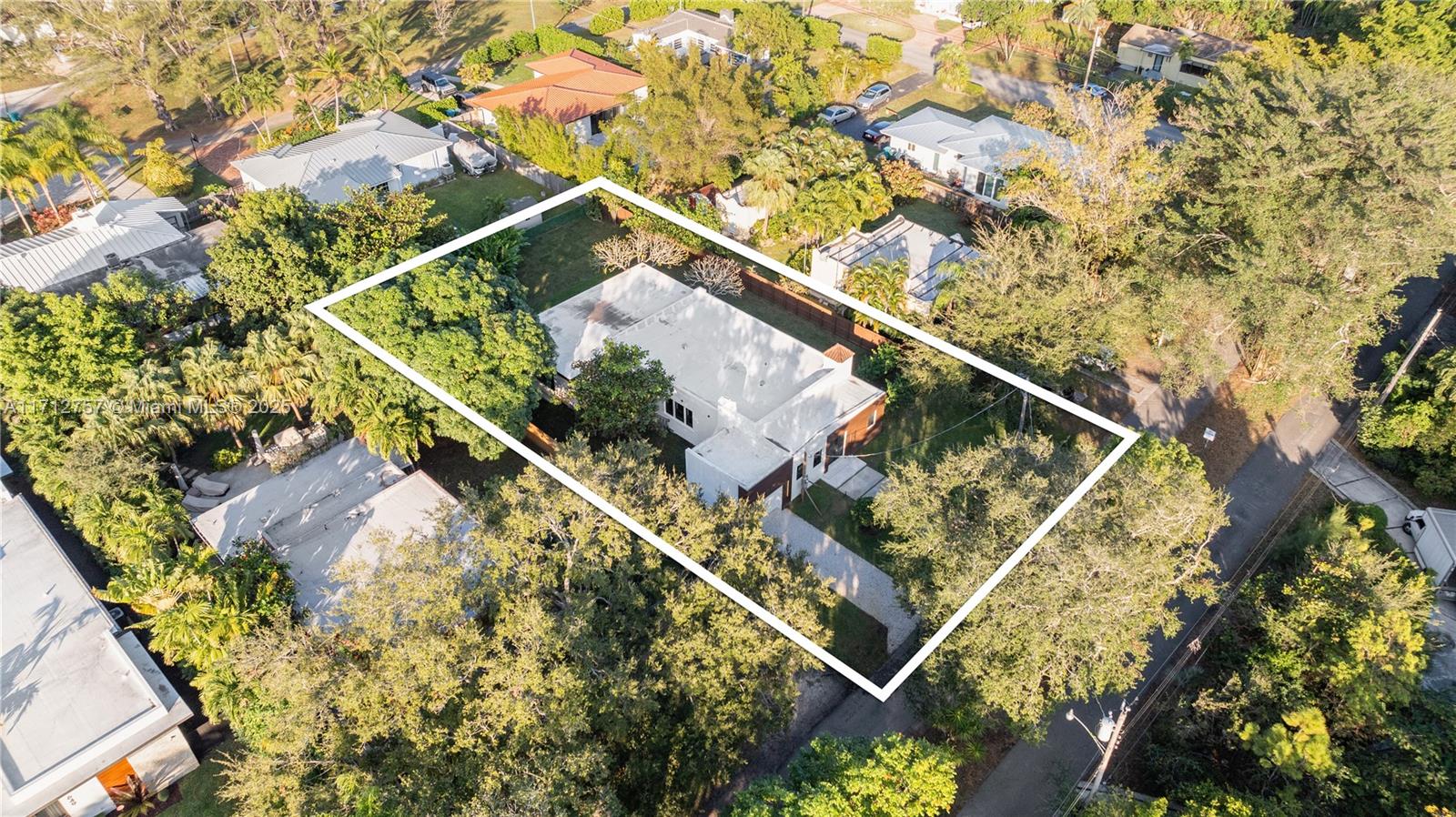 665 NE 117th St, Biscayne Park, Florida image 40