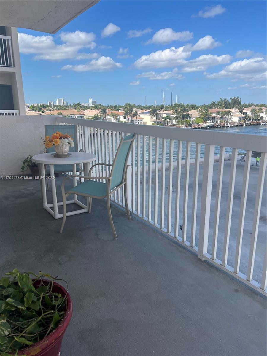 Condo for Sale in Hollywood, FL