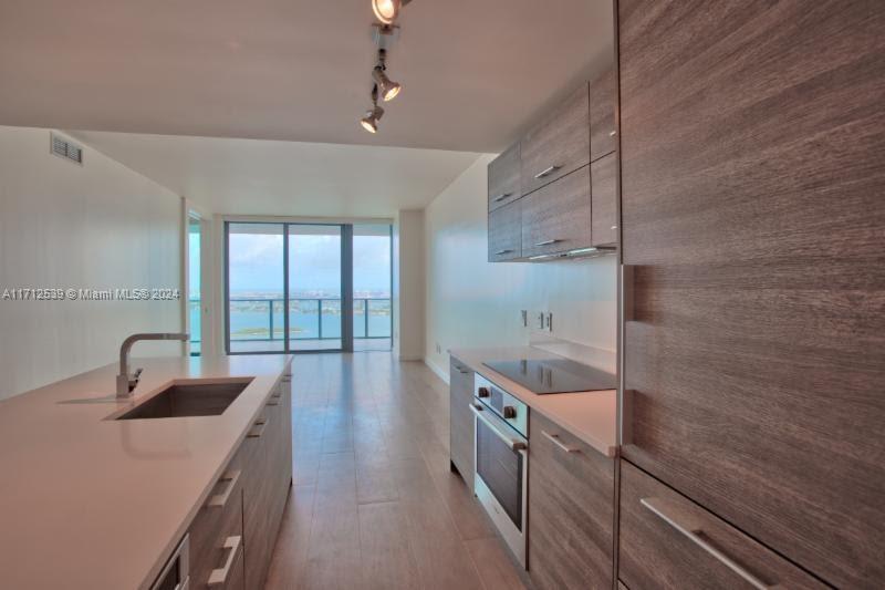 Largest unit in Paraiso Bay with 2 bedrooms, 3 bathrooms, and 2 storage cages. Enjoy breathtaking Miami skyline views throughout. Features include Italian porcelain wood-look floors, motorized window treatments, and custom closets. The upgraded kitchen is perfect for any cooking enthusiast. Building amenities include a gym, social room, beach-entry pool, home theater, and more. Don’t miss the chance to experience Paraiso Bay condo living with exceptional water views.
Tenant occupied until January 1, 2025.