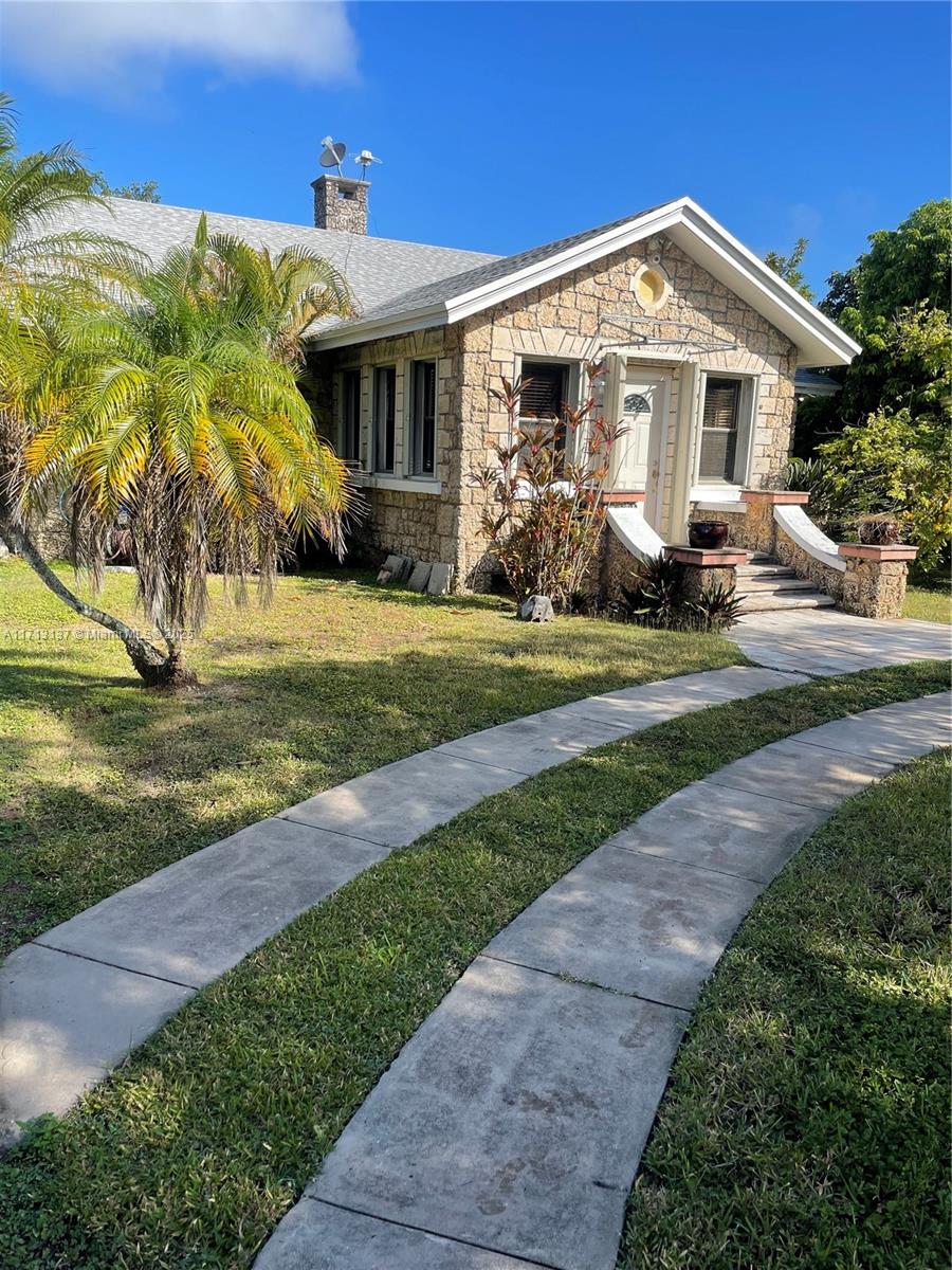 FANTASTIC REDLAND LOCATION! ADORABLE CHARMER WITH TONS OF CHARACTER. 3-4 BED/2.5 BATH INCLUDING A HUGE SCREENED FL ROOM WITH CORAL ROCK EMBELLISHMENTS. ENJOY THE SWEET COUNTRY LIFE IN THIS GORGEOUS HOME COMPLETE WITH WOOD FLOORS, HUGE ROOMS (ESPECIALLY THE MASTER BEDROOM), FORMAL DINING RM (GREAT FOR SECOND LIVING AREA) RENOVOTED BATHROOMS/KITCHEN W/TONS OF STORAGE & COUNTER SPACE, STUNNING FIREPLACE, RENOVATED ATTIC WITH HALF BATH (GREAT FOR OFFICE, STUDIO OR 4TH BEDROOM. TENANT PAYS 400.00 PER MO. FOR UTILITIES. HURRY THIS WILL NOT LAST. THANKS FOR SHOWING.