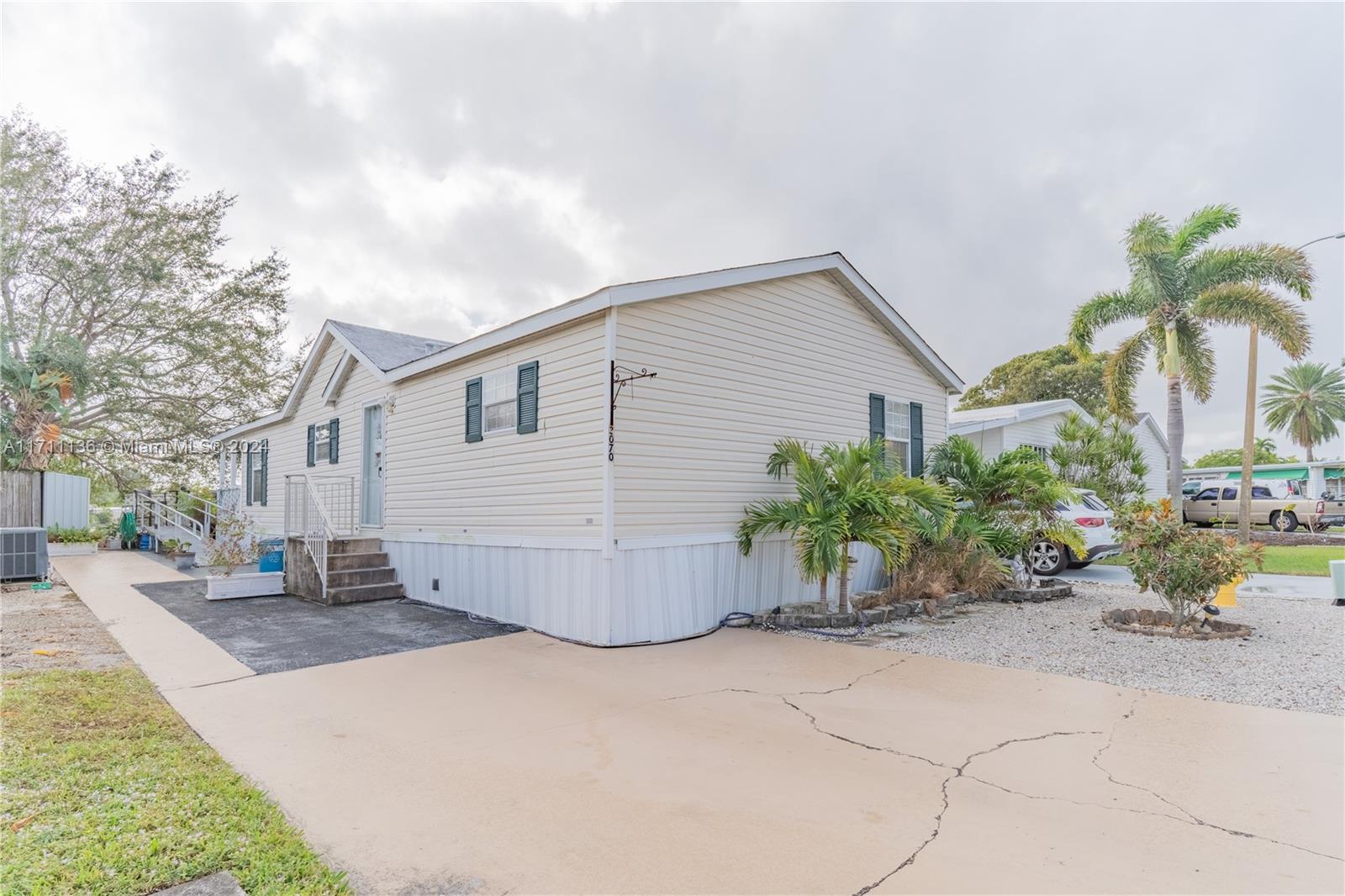 3070 Cove Dr, Dania Beach, Florida image 35