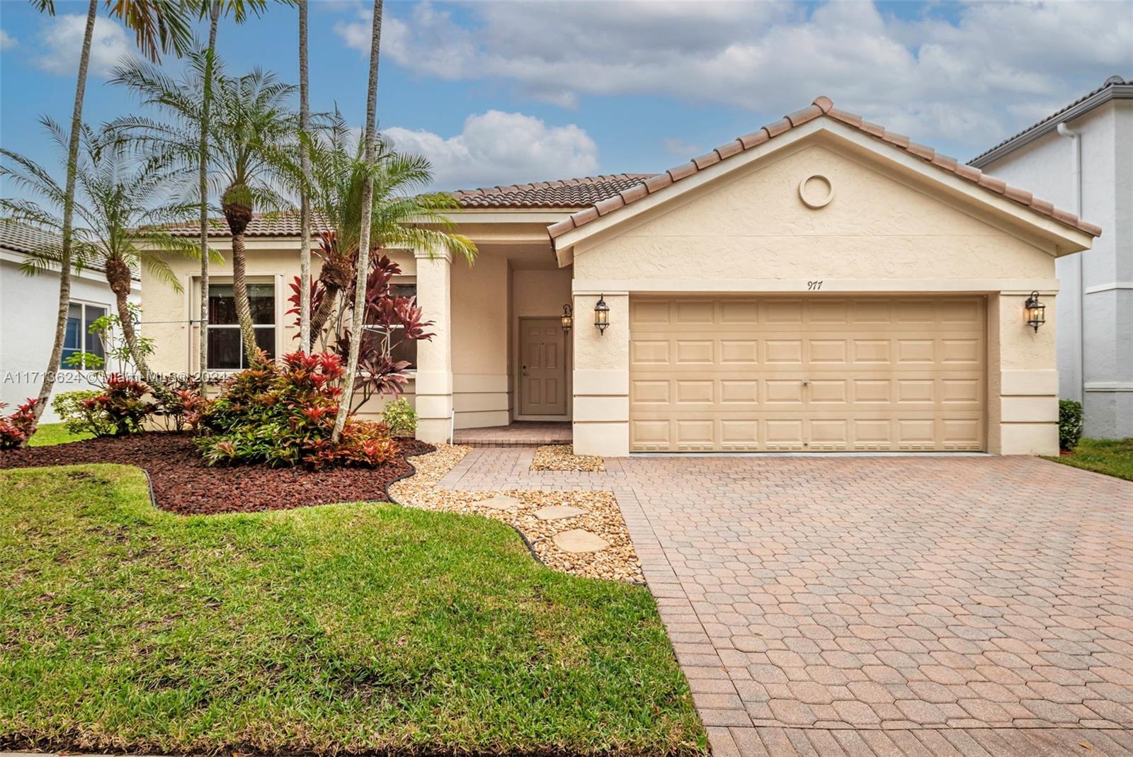 977 Lavender Cir, Weston, Florida image 2