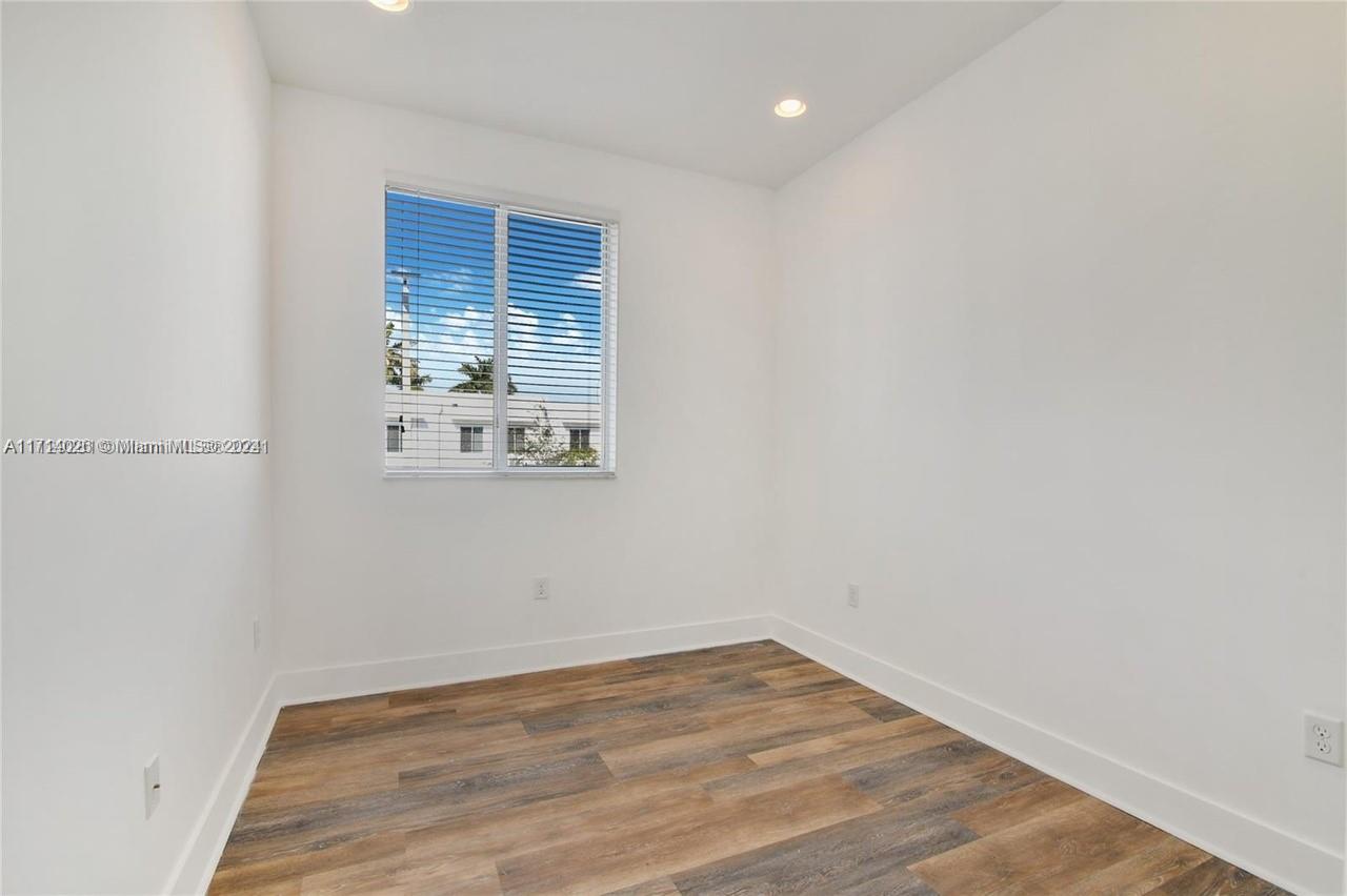 Listing Photo 11