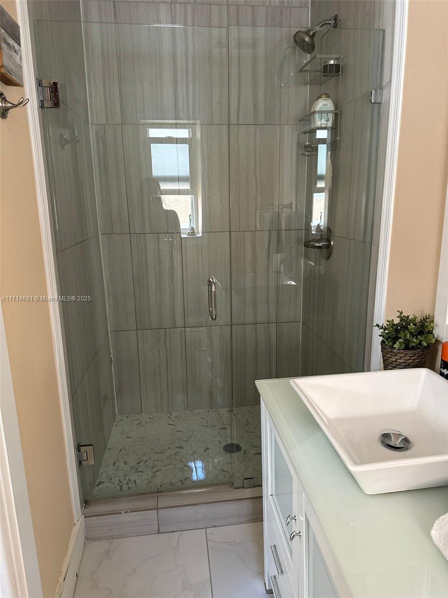 Totally remodeled apt with new washer dryer, fridge  , new painting .new flooring , it is amazing apt with Miami sky line view, totally furnished ready to move in.