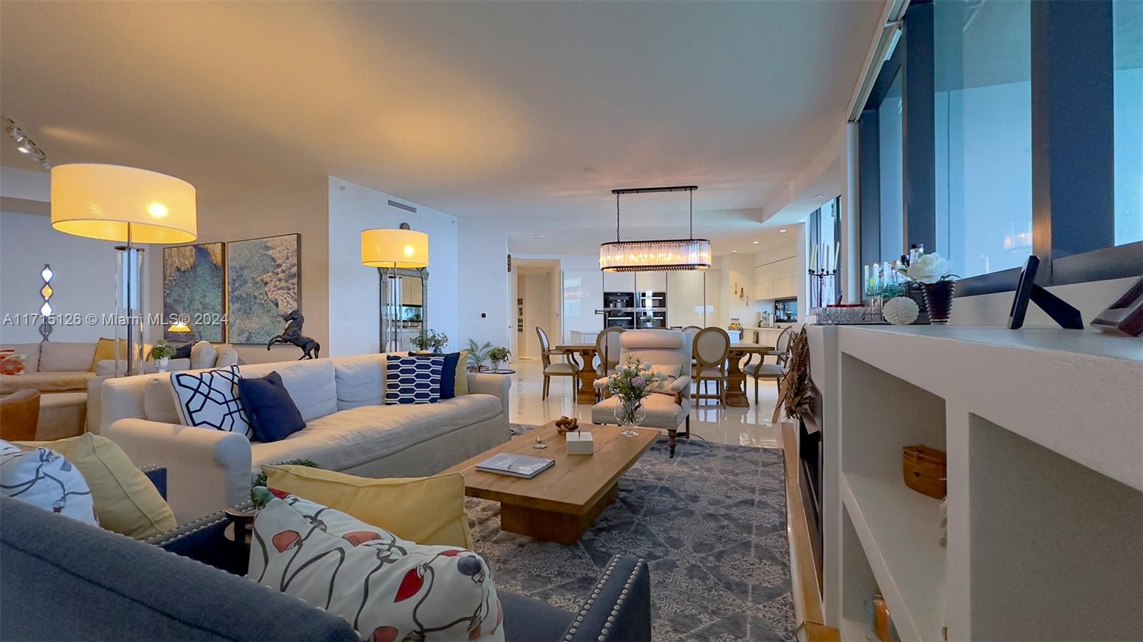 Apartamento à Venda em Sunny Isles Beach, FL