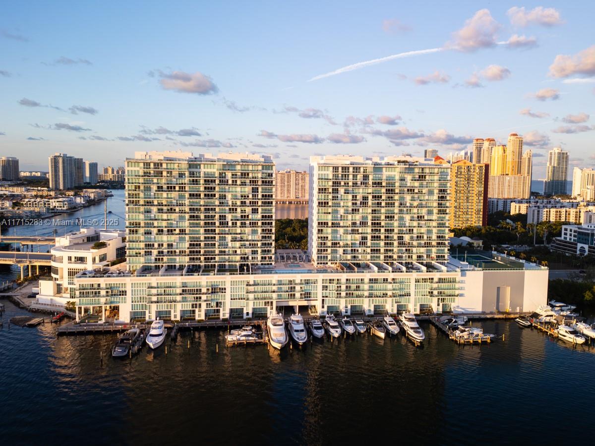 Apartamento à Venda em Sunny Isles Beach, FL