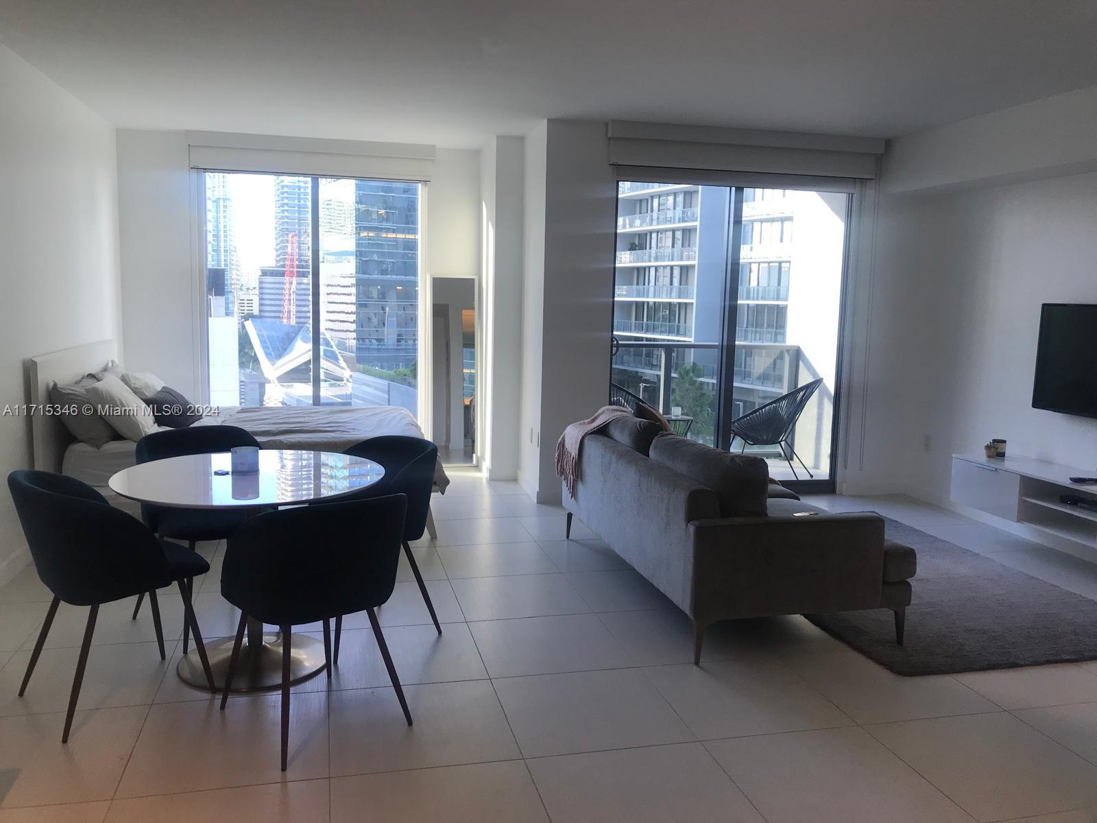 Immaculate studio apartment in Brickell's heart! Enjoy upscale restaurants, shopping, and entertainment, plus easy access to the financial district. Features include a fully-equipped
kitchen, open concept living, and serene balcony views. Perfect for first-time buyers and investors. Proof of rental income available