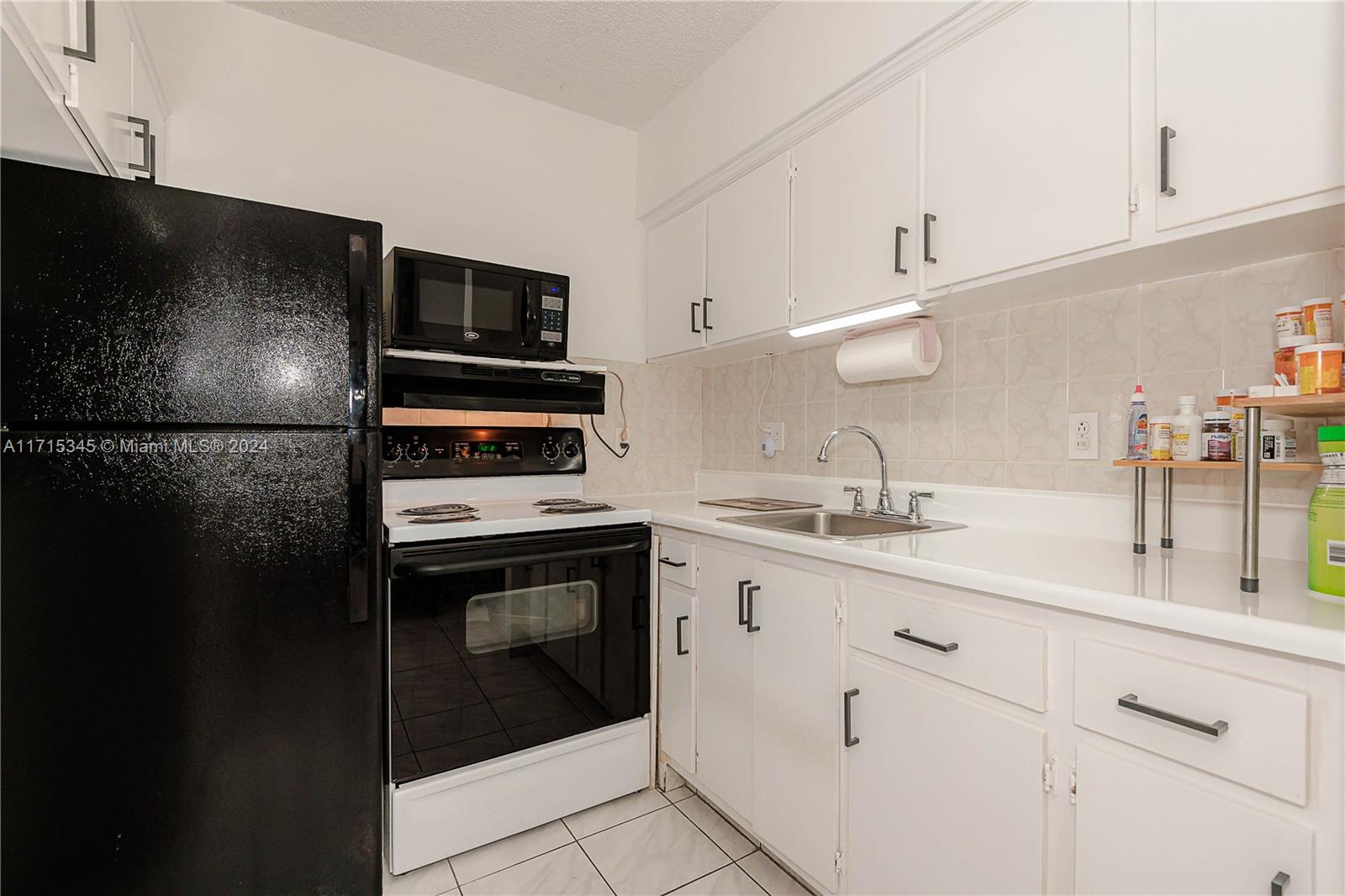 815 SW 10th Ter #18V, Hallandale Beach, Florida image 2