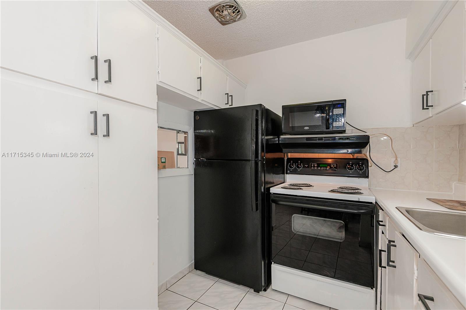 815 SW 10th Ter #18V, Hallandale Beach, Florida image 3