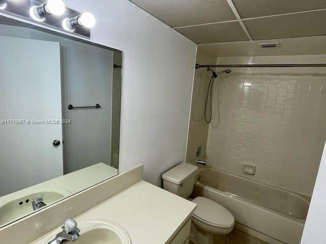 8290 Lake Dr #517, Doral, Florida image 17