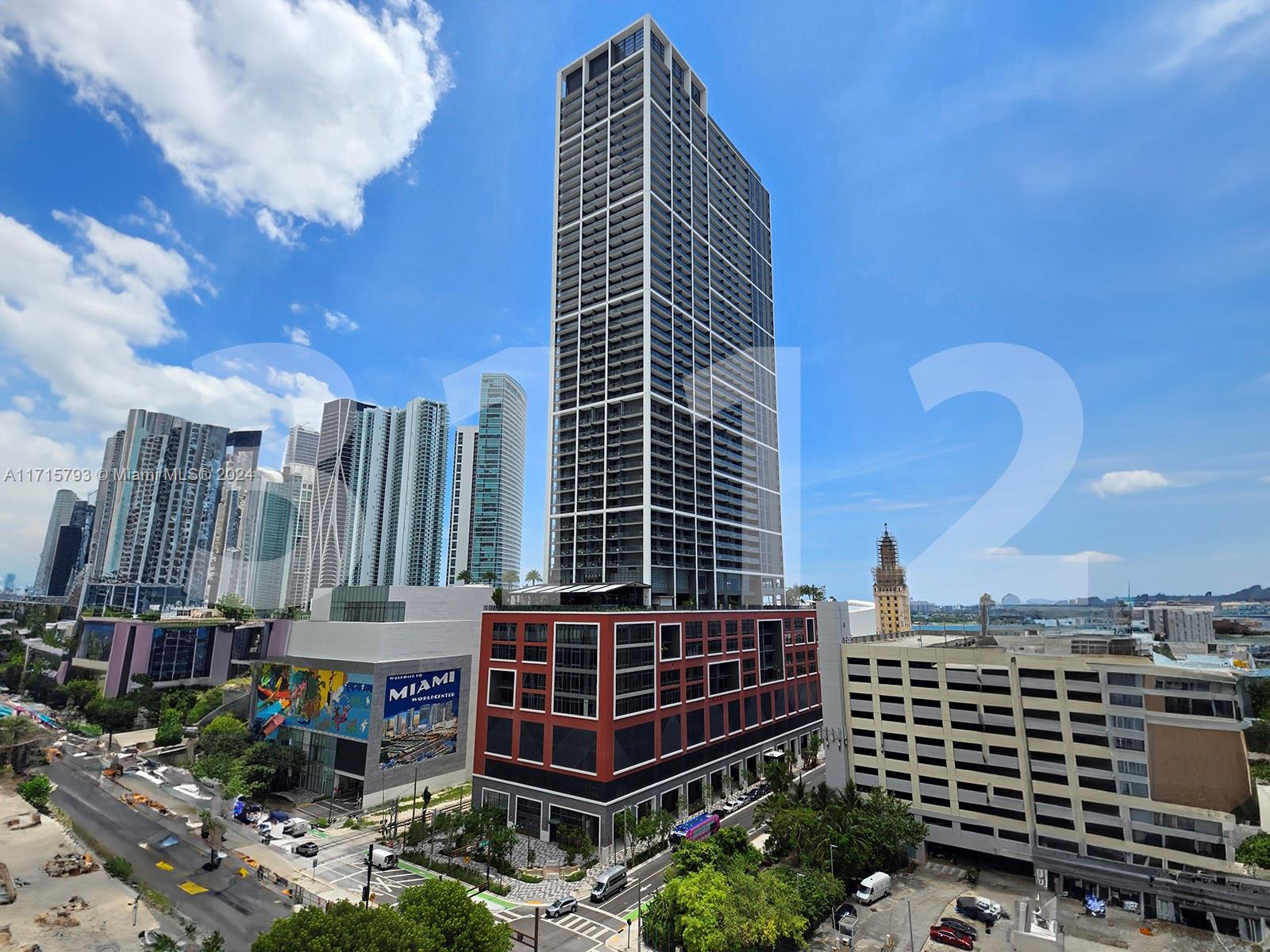 Brand new building & Studio in the heart of downtown Miami with bay & city views. Totally furnished and equipped. Building allow daily rentals, via the hotel operator or realtor or owner. Amenities include valet (additional cost), pool, restaurants, bar, lounge, meeting and event rooms, fitness center, yoga lounge, play room, steam room, sauna and game room. Aspects of the property are or may still be under construction, and certain features described here may not be immediately available. For Valet Parking prices and hotel programs contact the association directly.