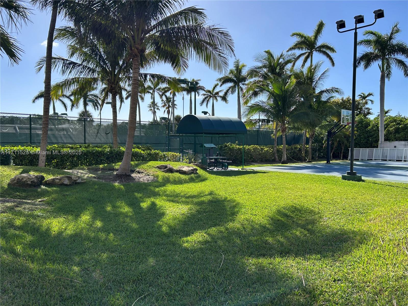 881 Ocean Dr #L5, Key Biscayne FL 33149