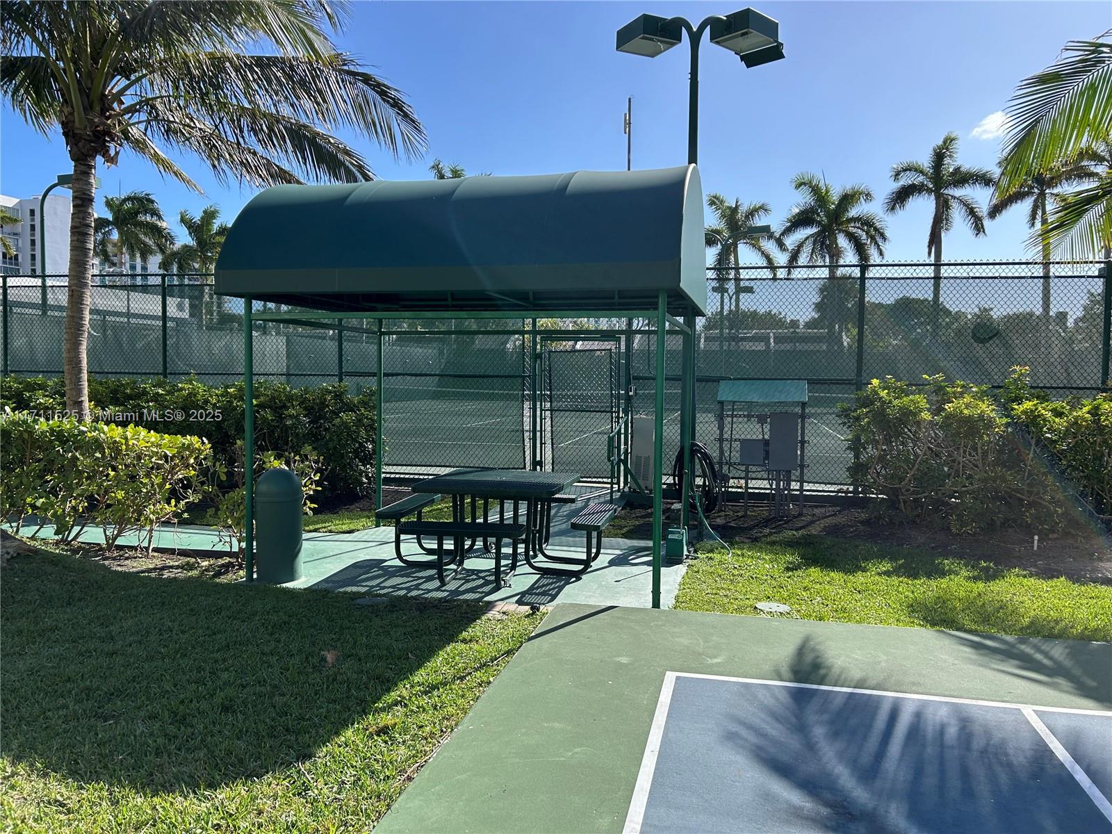 881 Ocean Dr #L5, Key Biscayne FL 33149