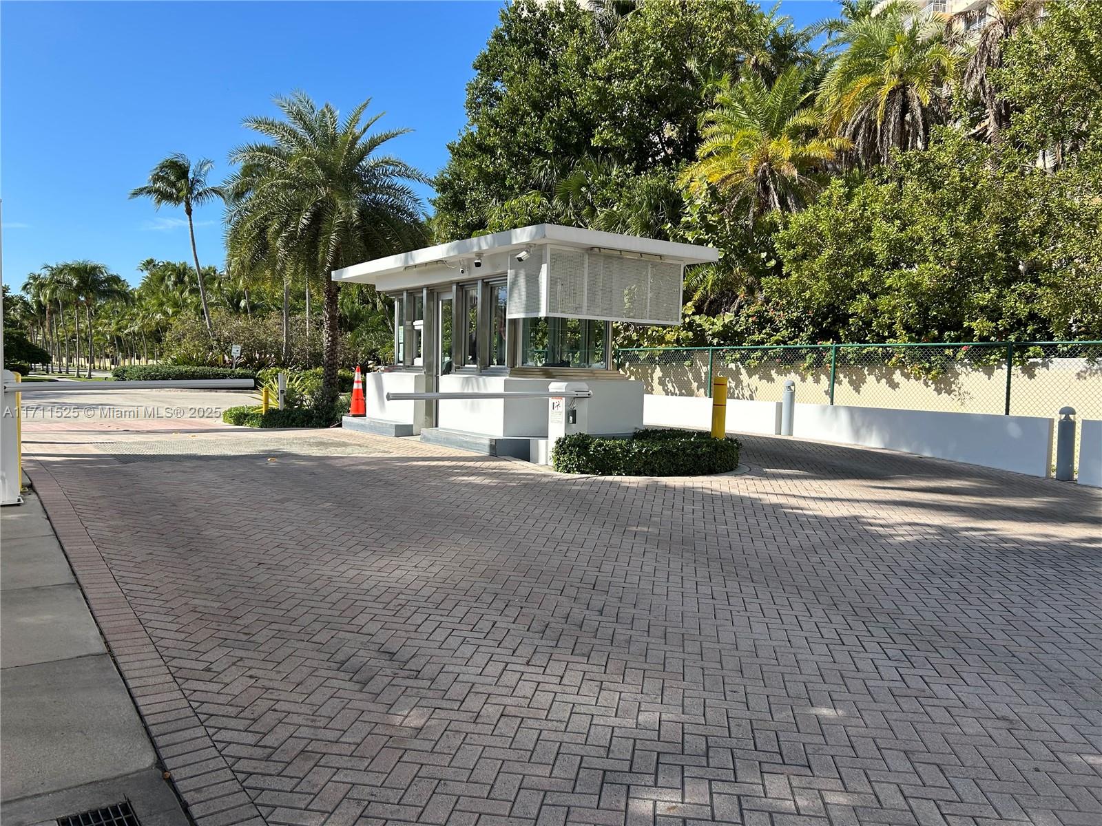 881 Ocean Dr #L5, Key Biscayne FL 33149