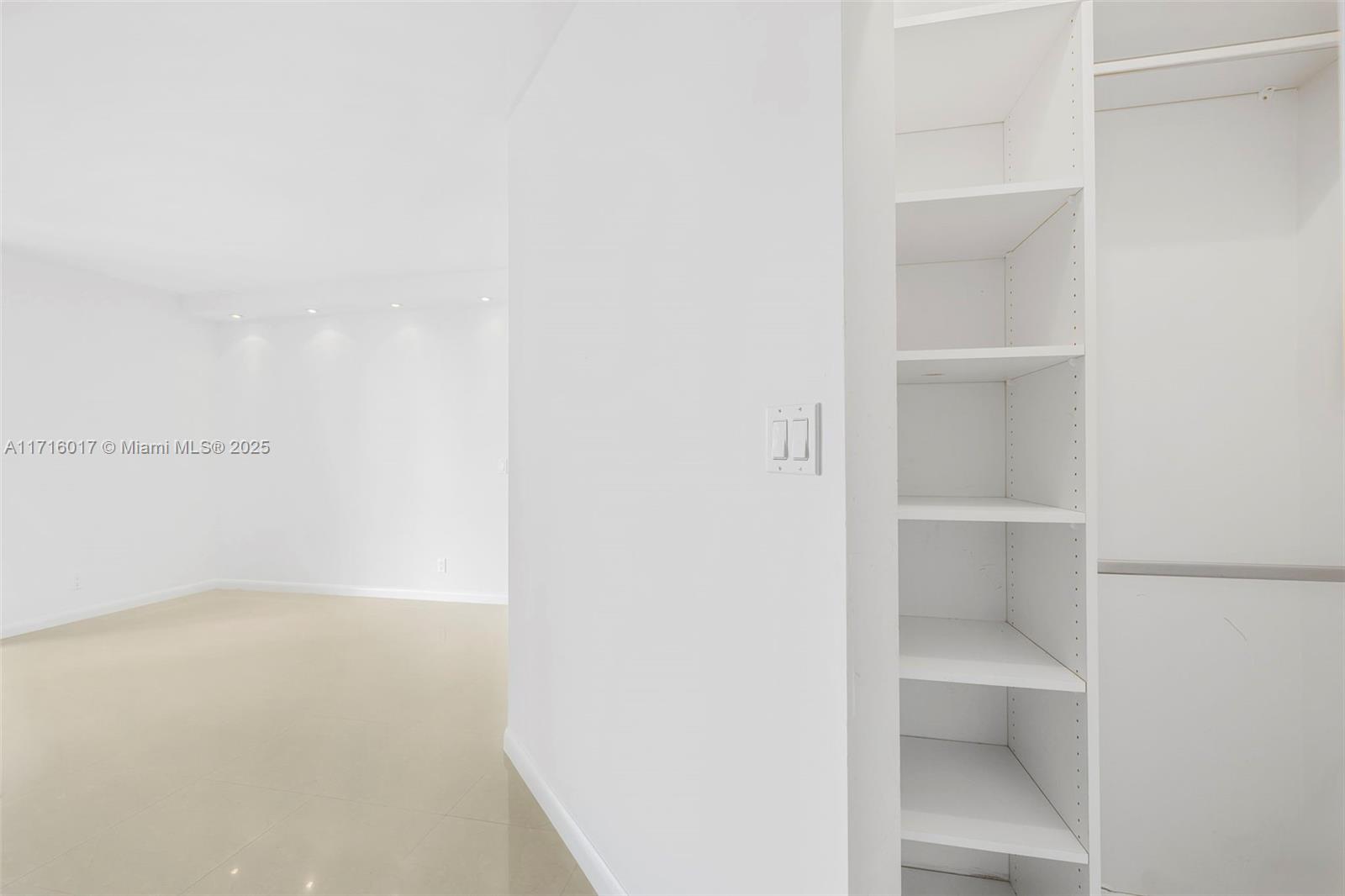 20185 E Country Club Dr #1004, Aventura, Florida image 17