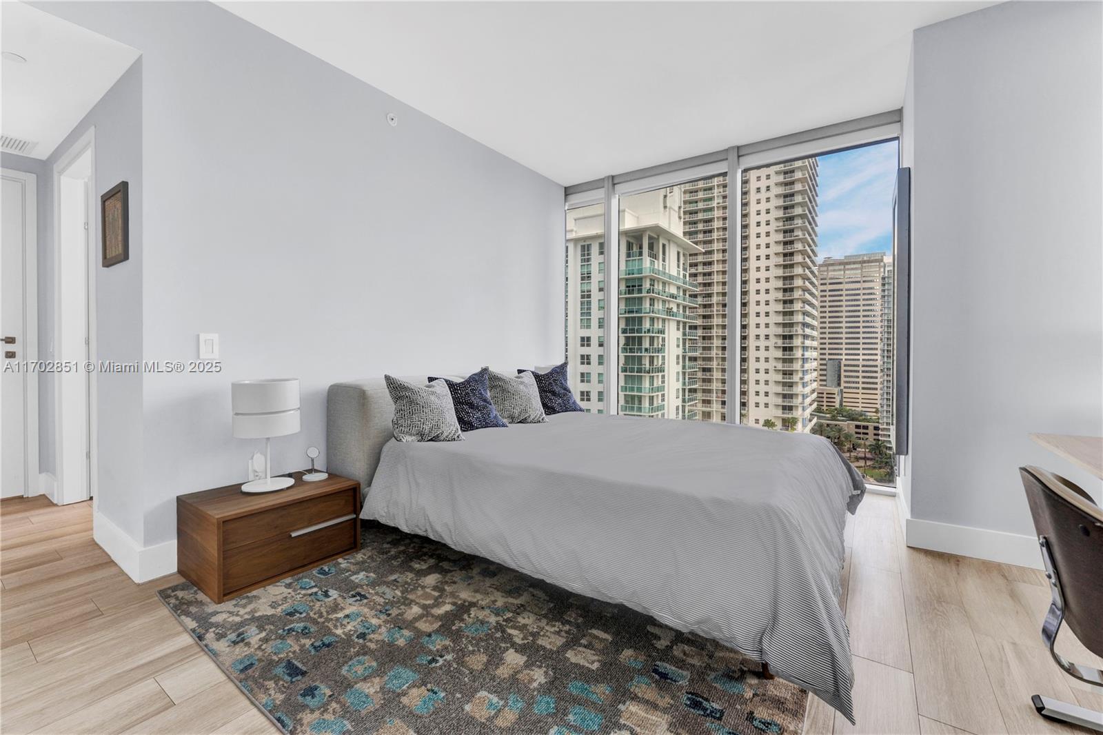 1300 Brickell Bay Dr #1810, Miami FL 33131