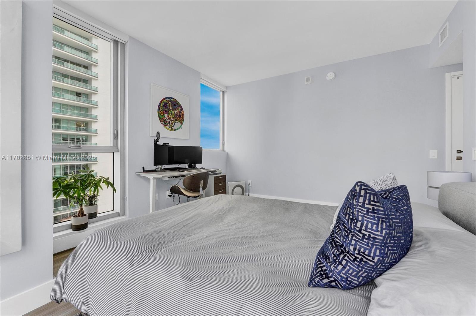 1300 Brickell Bay Dr #1810, Miami FL 33131