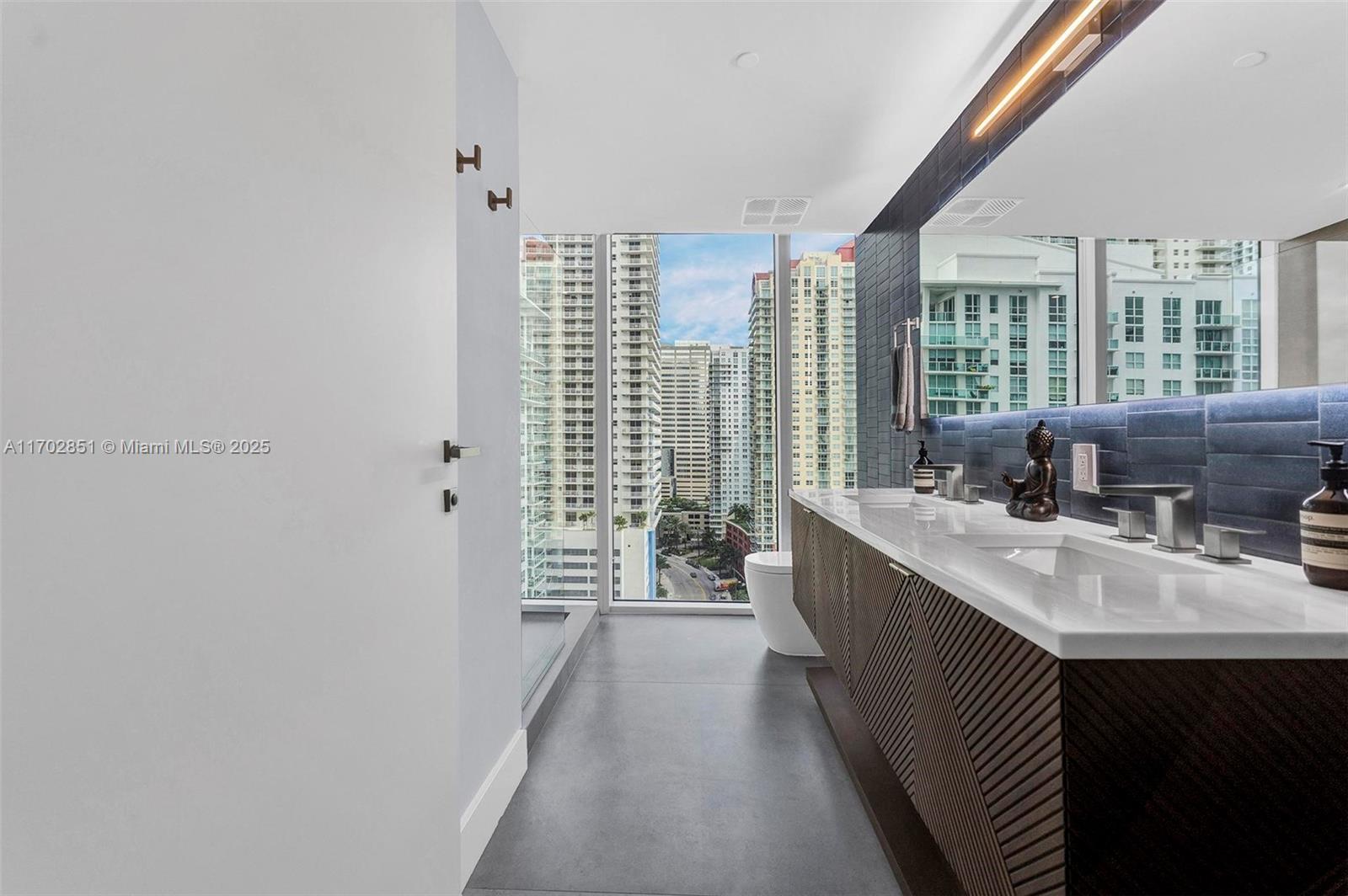 1300 Brickell Bay Dr #1810, Miami FL 33131