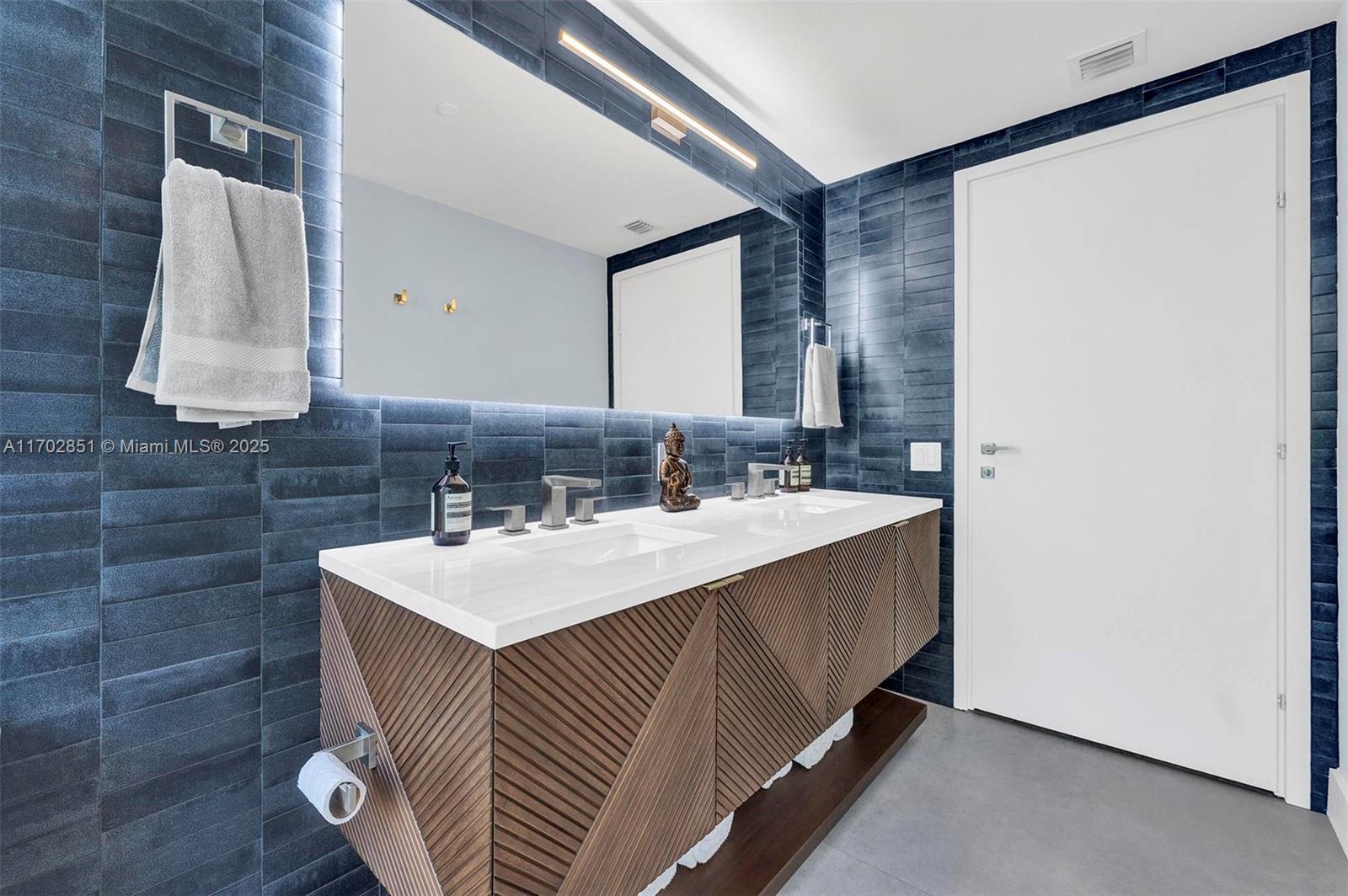 1300 Brickell Bay Dr #1810, Miami FL 33131