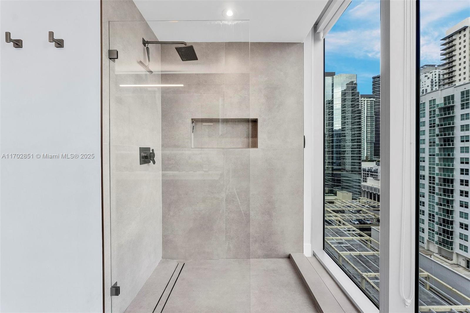 1300 Brickell Bay Dr #1810, Miami FL 33131