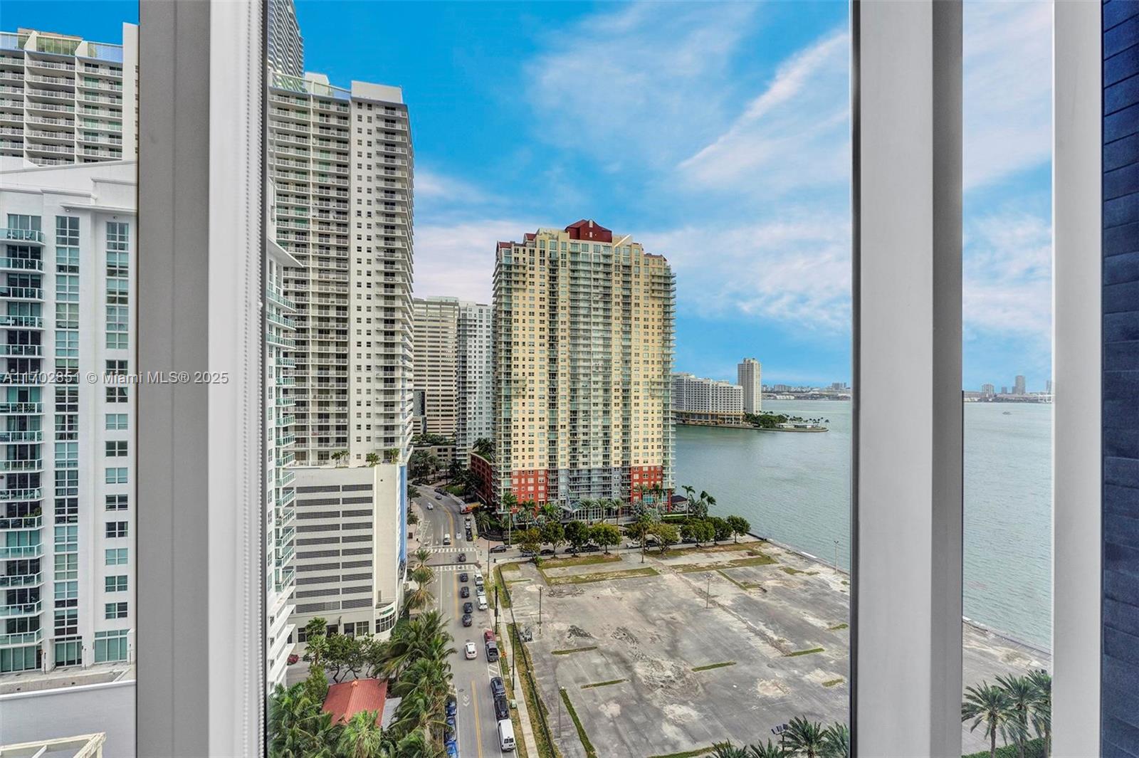 1300 Brickell Bay Dr #1810, Miami FL 33131