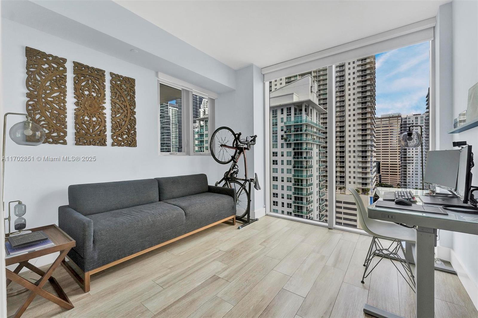 1300 Brickell Bay Dr #1810, Miami FL 33131