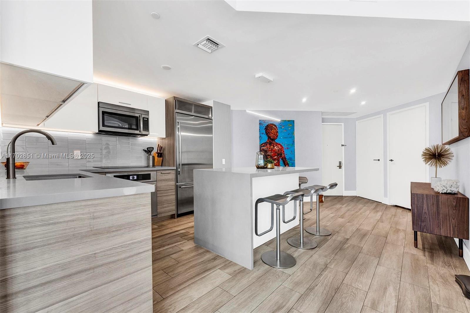 1300 Brickell Bay Dr #1810, Miami FL 33131