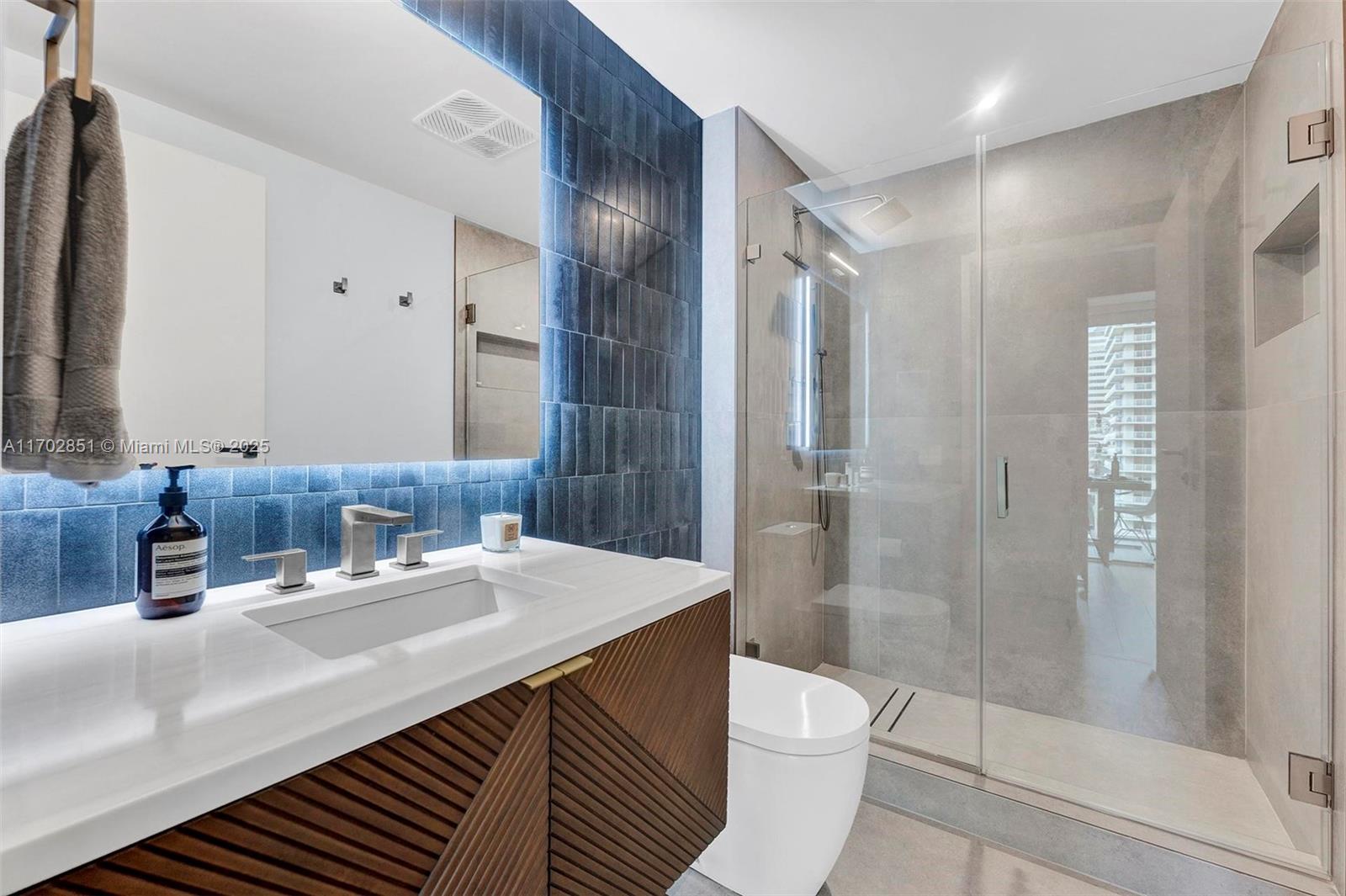 1300 Brickell Bay Dr #1810, Miami FL 33131